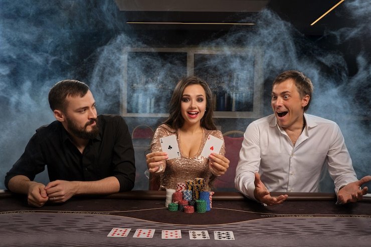 Ruang live casino dengan dealer profesional dan meja roulette yang elegan